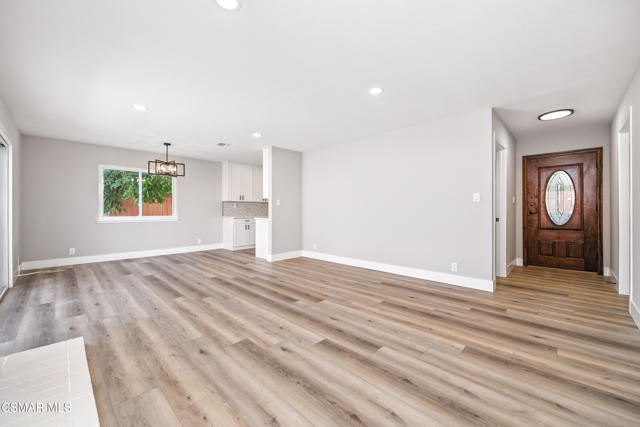 1088 Durkin Street, Camarillo CA: https://media.crmls.org/mediaz/dd31cdd2-2c02-461c-a9e7-a88aa80e834d.jpg