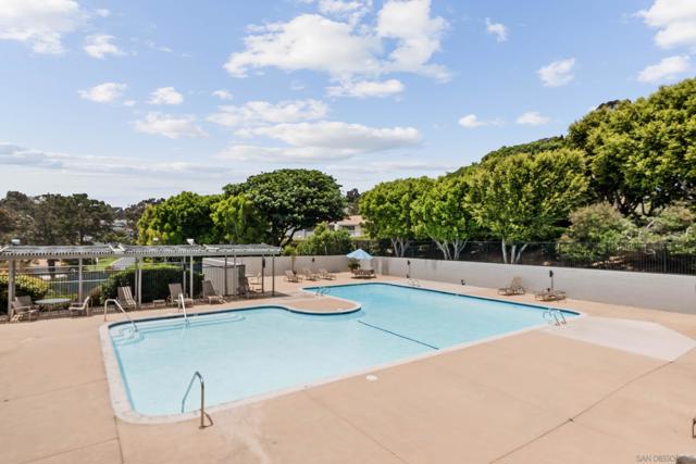 2143 Caminito San Martin, La Jolla CA: https://media.crmls.org/mediaz/dd32580a-c013-406a-8eea-7af17eaf6689.jpg
