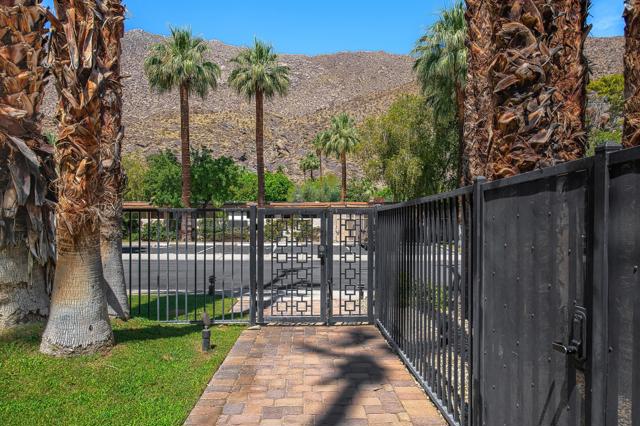 290 S San Jacinto Drive, Palm Springs CA: https://media.crmls.org/mediaz/dd3274d6-f2b8-433c-9902-b10eb1c213d6.jpg