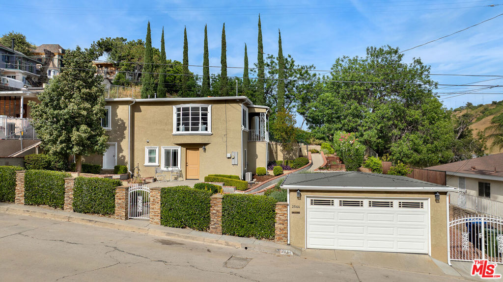 2544 Commodore Street
