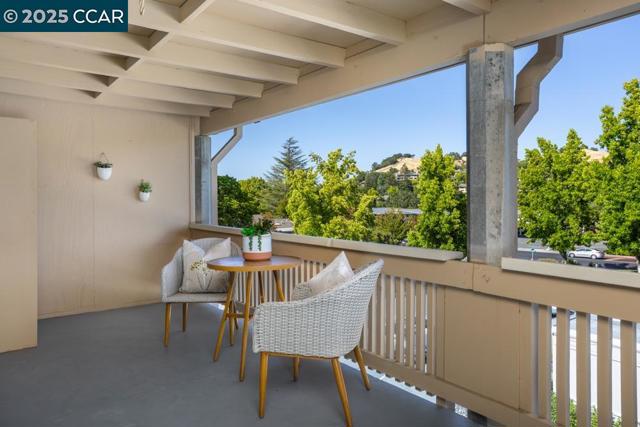 1115 Oakmont Dr, Walnut Creek CA: https://media.crmls.org/mediaz/dd3318a9-0527-45fa-bbaa-3d42726cccfa.jpg