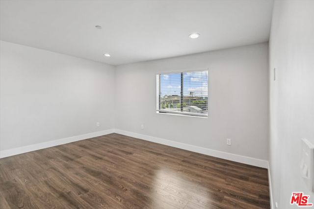 819 E La Palma Drive, Inglewood CA: https://media.crmls.org/mediaz/dd331e69-d12b-4ffc-b6a7-7b8838eaf95c.jpg