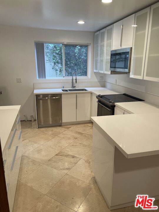 9297 Burton Way, Beverly Hills CA: https://media.crmls.org/mediaz/dd333a0a-f830-4a8f-82b5-afad00520b09.jpg