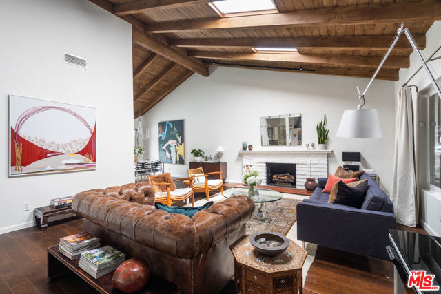 5481 Katherine Avenue, Sherman Oaks CA: https://media.crmls.org/mediaz/dd336d66-c89b-4349-8ec4-18cb0f6dbb4e.jpg