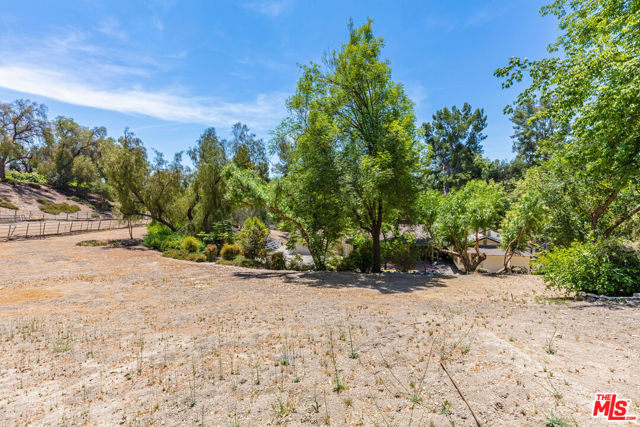 5854 Round Meadow Road, Hidden Hills CA: https://media.crmls.org/mediaz/dd342901-b1a7-41fe-8230-0363a77cf6c4.jpg