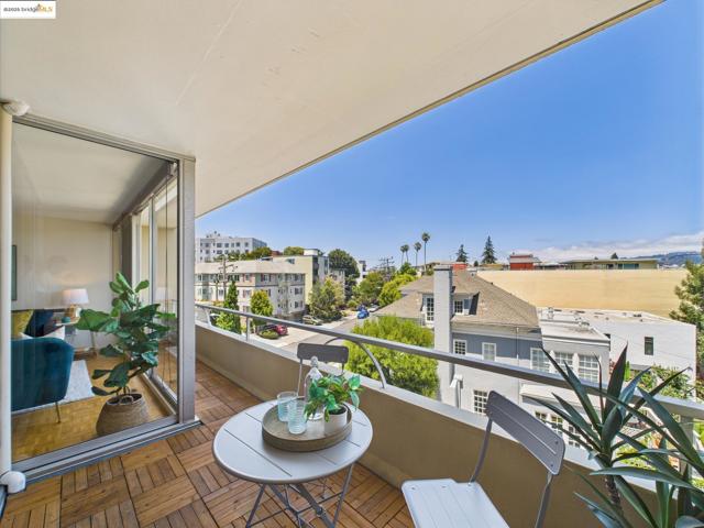 320 Lee St, Oakland CA: https://media.crmls.org/mediaz/dd34b903-d102-4622-b43c-b7fd7df64d38.jpg
