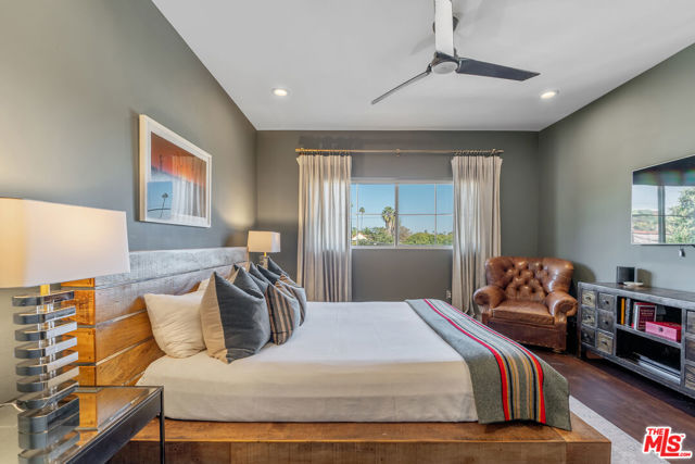 640 N Sweetzer Avenue, Los Angeles CA: https://media.crmls.org/mediaz/dd34e308-89d4-4443-8874-847ed3729831.jpg