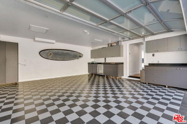25423 Malibu Road, Malibu CA: https://media.crmls.org/mediaz/dd352a3f-a02a-438b-970f-6039b7b3da92.jpg