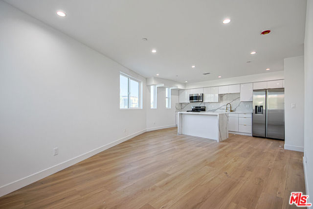 1636 Longwood Avenue, Los Angeles CA: https://media.crmls.org/mediaz/dd354eaf-4e89-4878-829e-5e203b727644.jpg