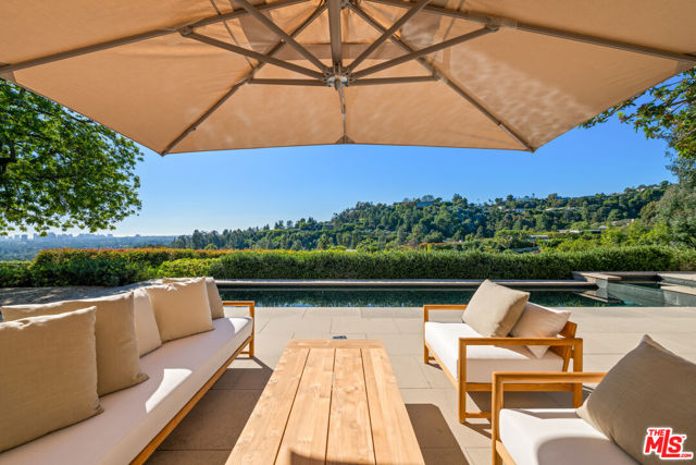 1016 N Hillcrest Road, Beverly Hills CA: https://media.crmls.org/mediaz/dd35ace9-50a2-448d-ab80-3039938414c5.jpg