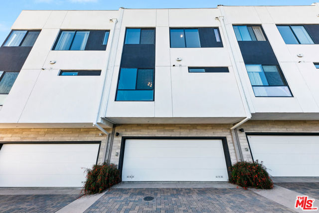 3288 N Canary Way, Los Angeles CA: https://media.crmls.org/mediaz/dd369a44-37e3-437b-a5fe-28bd82da55c1.jpg