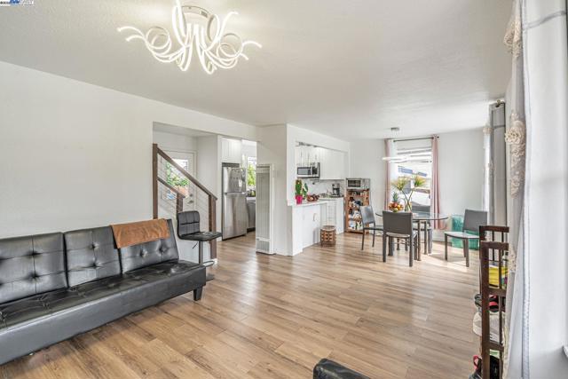10468 West Court, Oakland CA: https://media.crmls.org/mediaz/dd36b930-dbd4-4fb3-b03a-39dc0d744a6b.jpg