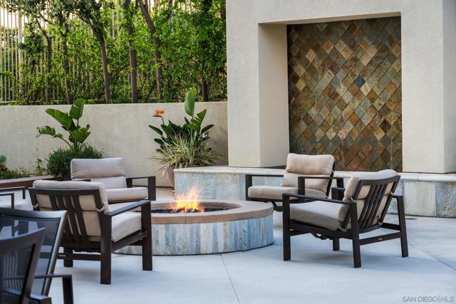 939 Coast Blvd, La Jolla CA: https://media.crmls.org/mediaz/dd370fd1-8ac8-47aa-ab5a-2eb64cb30bb1.jpg