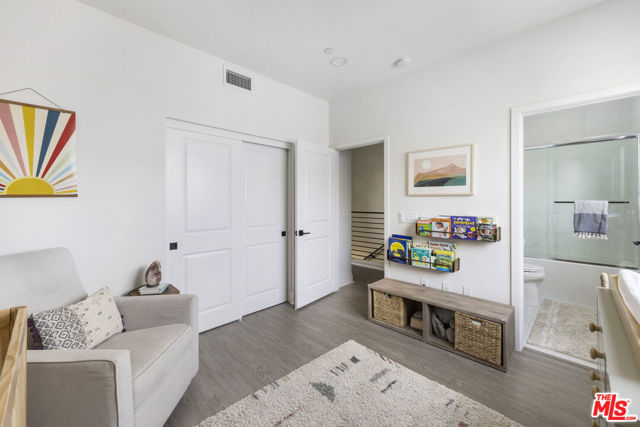 1417 N Lincoln Lane, Los Angeles CA: https://media.crmls.org/mediaz/dd379296-6954-464d-8a4b-c19dcc01aa46.jpg