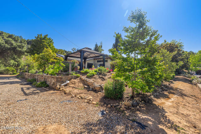 1585 Loma Drive, Ojai CA: https://media.crmls.org/mediaz/dd384242-3b3f-48ec-b7b0-3d4f4cb868d0.jpg