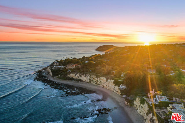 29221 Heathercliff Road, Malibu CA: https://media.crmls.org/mediaz/dd38ad94-0458-4653-9803-9ad7d43e33a1.jpg