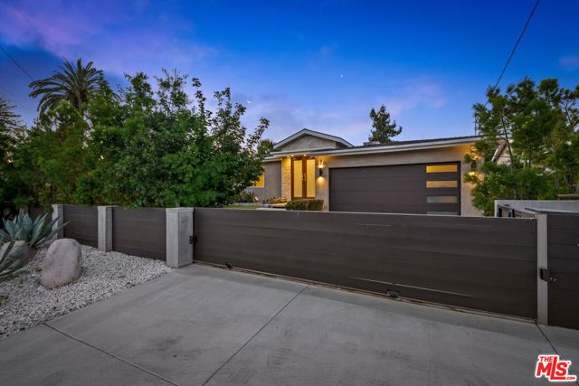 12763 Kling Street, Studio City CA: https://media.crmls.org/mediaz/dd38fe24-e955-49f3-857f-9e93183d6d86.jpg