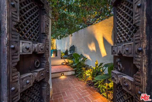 1811 Courtney Avenue, Los Angeles CA: https://media.crmls.org/mediaz/dd391205-c284-40b3-acce-82f198153398.jpg