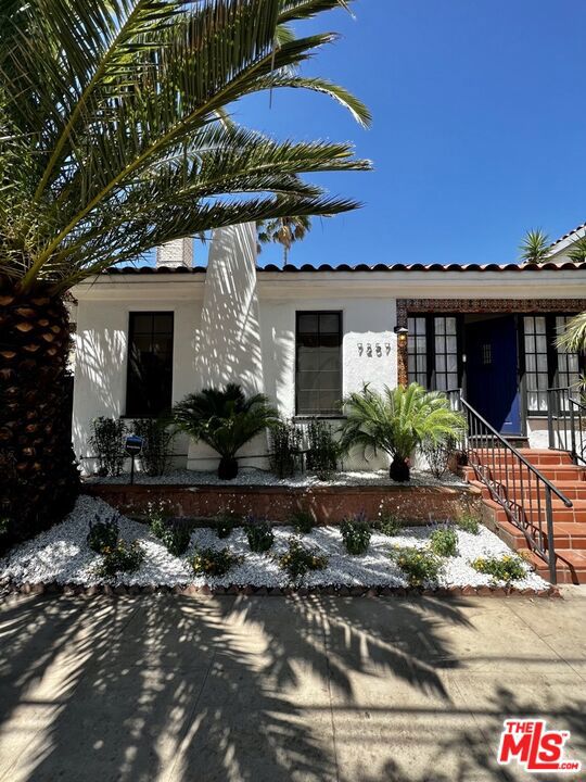 7257 Oakwood Avenue, Los Angeles CA: https://media.crmls.org/mediaz/dd3b6b52-2638-40aa-acdc-92e955310876.jpg