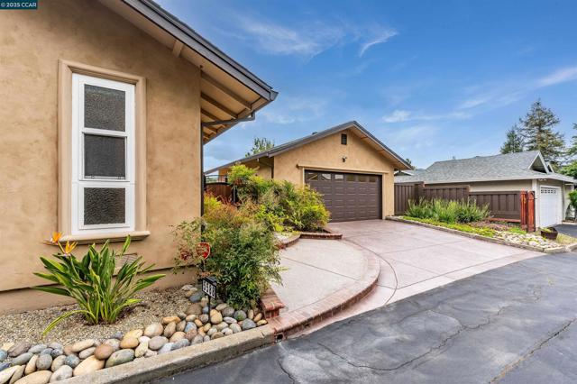 5588 Gonzalez Ct, Concord CA: https://media.crmls.org/mediaz/dd3ed322-b8c0-4ef9-aa7b-6a628cad0f38.jpg