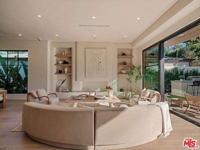 Image 4 of 69 For 11746 Blix Street