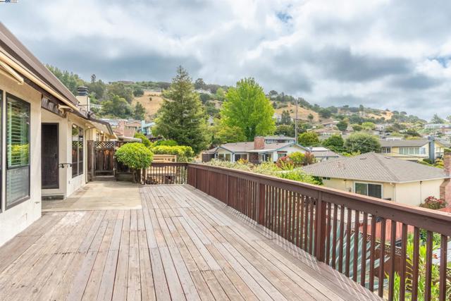 2177 Hillside Cir, San Leandro CA: https://media.crmls.org/mediaz/dd3f31d8-433a-4ce4-b701-39042b393e5b.jpg