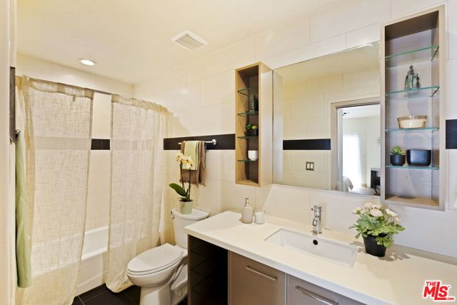 1717 Malcolm Avenue, Los Angeles CA: https://media.crmls.org/mediaz/dd3f7c3c-6a31-4e57-82c9-b0e5472594ed.jpg