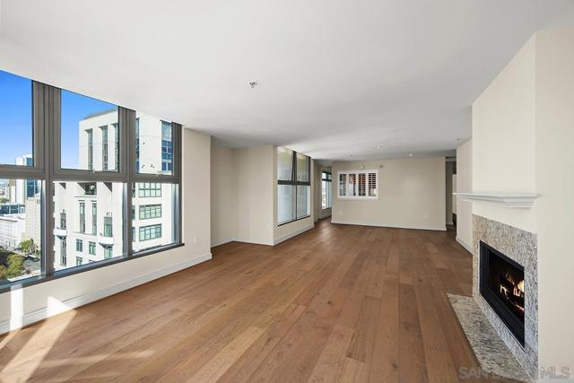 645 Front Street, San Diego CA: https://media.crmls.org/mediaz/dd3f8669-b85e-4d8e-9b6b-c5c508cc7742.jpg