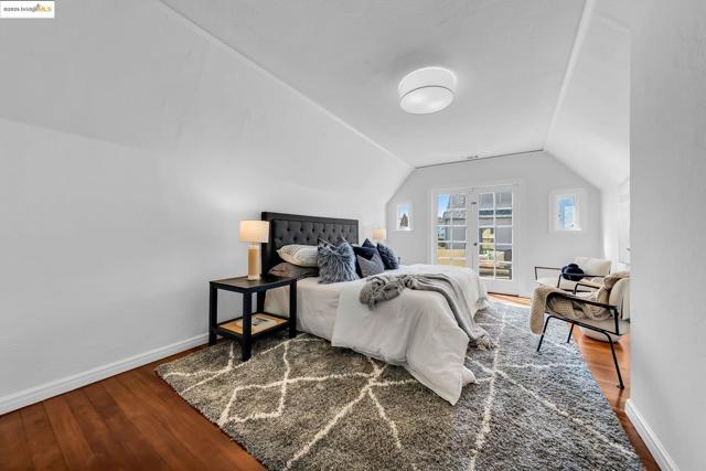 5605 Picardy Dr, Oakland CA: https://media.crmls.org/mediaz/dd403b84-d999-46a5-8e3c-49810efc45de.jpg
