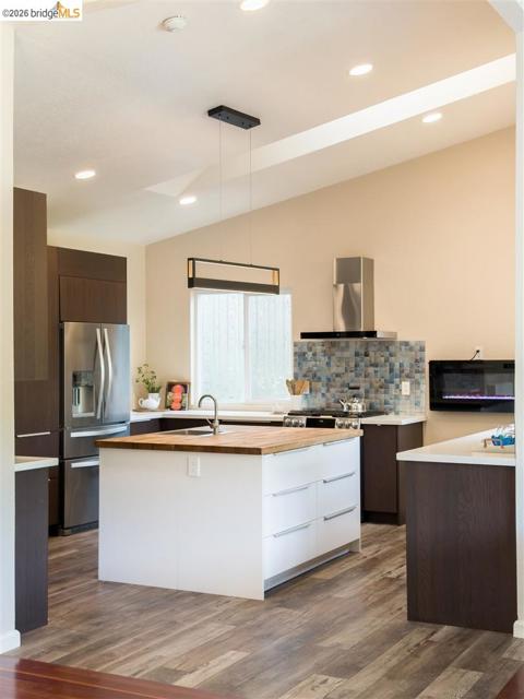 6065 Dimm Way, Richmond CA: https://media.crmls.org/mediaz/dd4090f2-0ff7-4849-b2b6-3e37962fc776.jpg