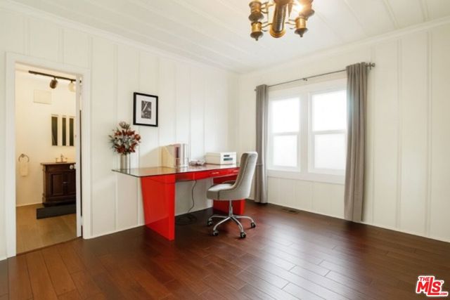 10 30th Avenue, Venice CA: https://media.crmls.org/mediaz/dd40c7ae-c555-4f25-890f-ccccf9e7f842.jpg