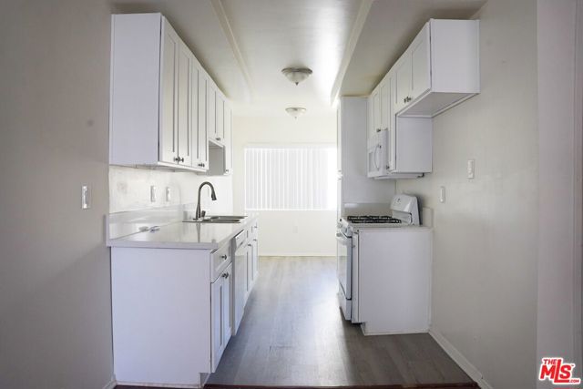 18444 Collins Street, Tarzana CA: https://media.crmls.org/mediaz/dd40fbbb-5e3d-4dab-8752-fa79d3d1e6fb.jpg