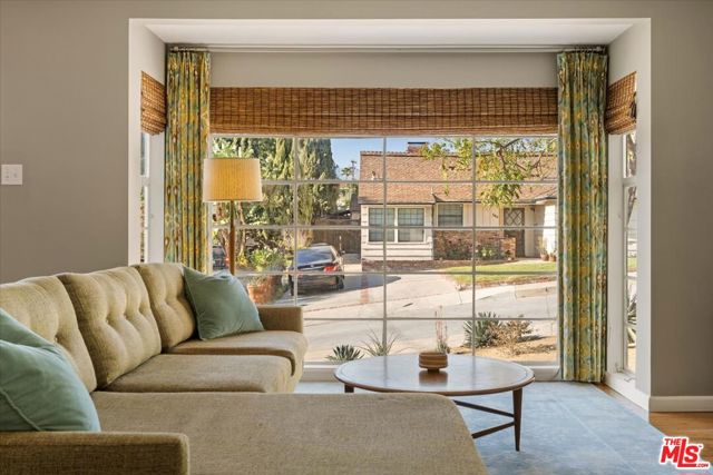 340 S Madison Way, Glendale CA: https://media.crmls.org/mediaz/dd417482-5a20-4d4a-b4de-eba0d50944df.jpg