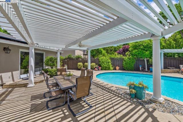 5204 Hummingbird Rd, Pleasanton CA: https://media.crmls.org/mediaz/dd4681d7-b29e-460a-b7a6-d10738b6d93d.jpg