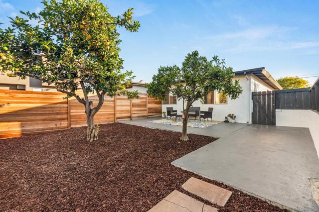 3811 Boren St, San Diego CA: https://media.crmls.org/mediaz/dd46d66c-a14d-43eb-a35c-569154642697.jpg