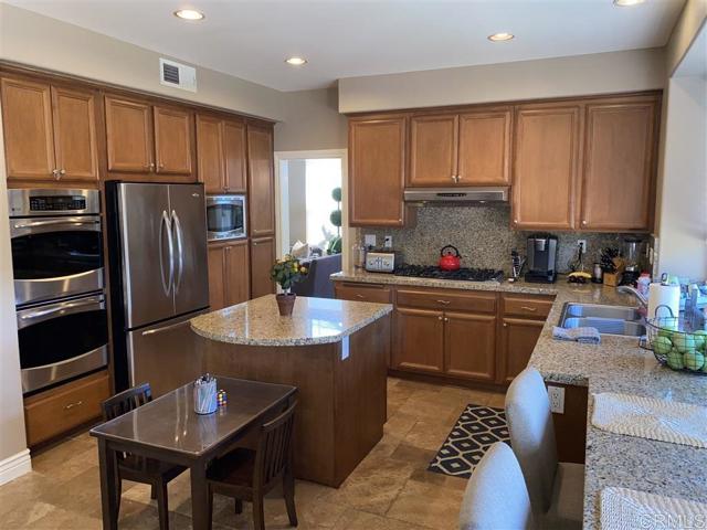 3364 Avenida Nieve, Carlsbad CA: https://media.crmls.org/mediaz/dd475e74-2e4b-4ca8-8d74-9987b709ca47.jpg