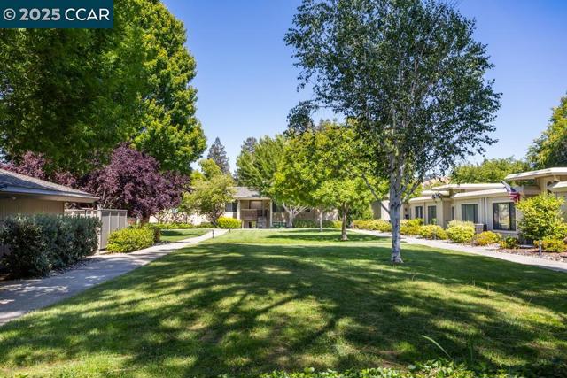 1115 Oakmont Dr, Walnut Creek CA: https://media.crmls.org/mediaz/dd47a5a3-5a8a-44e6-b9b7-210b8df7570c.jpg