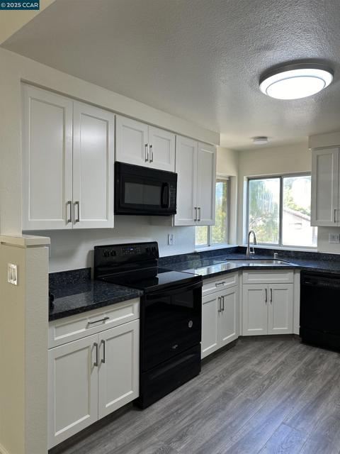 161 Tuscany Ct, Hercules CA: https://media.crmls.org/mediaz/dd4854ae-e104-4c7b-997e-64e3a5b36b67.jpg