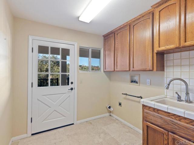2230 Calle Dos Lomas, Fallbrook CA: https://media.crmls.org/mediaz/dd494d52-add3-4771-8c1d-b6e88374bf9f.jpg