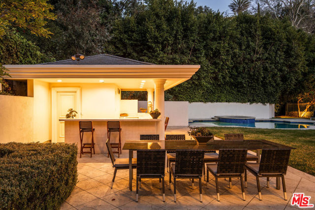 10509 Vestone Way, Los Angeles CA: https://media.crmls.org/mediaz/dd49892f-d8de-4062-8d20-901c884eff96.jpg