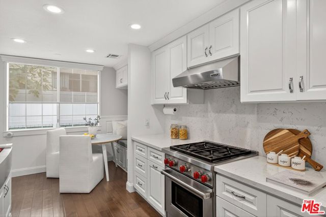 315 N Swall Drive, Beverly Hills CA: https://media.crmls.org/mediaz/dd49c0df-8155-44dc-b022-59f66b87bd14.jpg