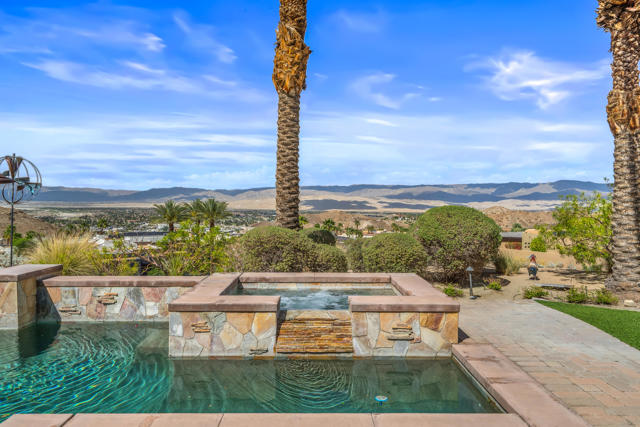 31 Hillcrest Drive, Rancho Mirage CA: https://media.crmls.org/mediaz/dd49fc60-35f8-41a3-8595-f88ee93dfcd5.jpg