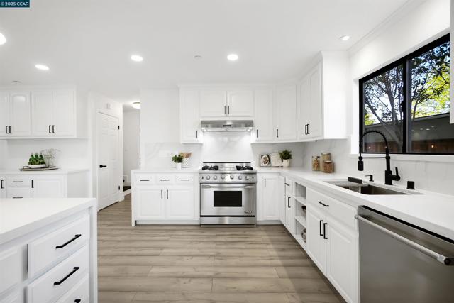27 Briarwood Ct, Brentwood CA: https://media.crmls.org/mediaz/dd4b543f-07b0-4b75-903f-2eb49caf2466.jpg