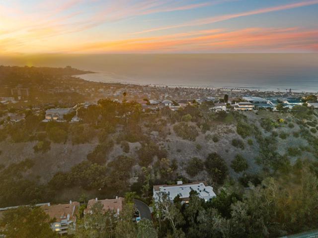 2894 Torrey Pines Rd, La Jolla CA: https://media.crmls.org/mediaz/dd4b9955-b780-45a5-94db-02dde50aba10.jpg