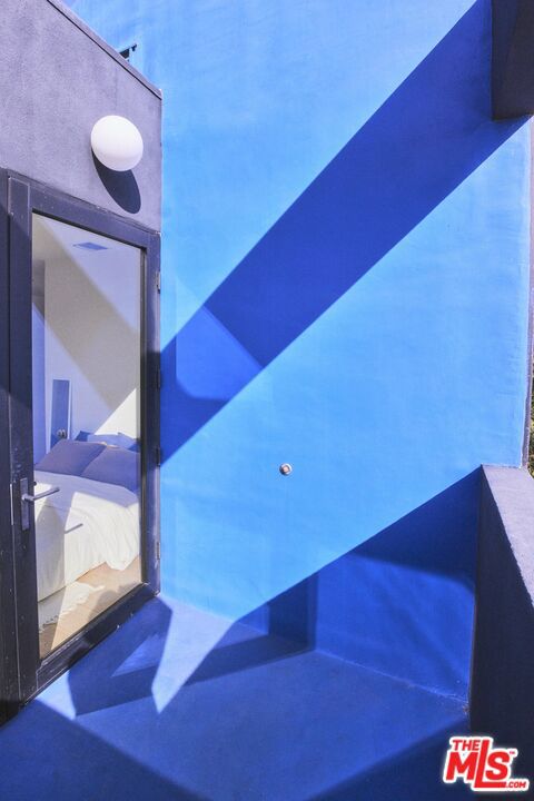 906 Superba Avenue, Venice CA: https://media.crmls.org/mediaz/dd4c8966-4925-472b-8dcd-ff0ec88adf2e.jpg