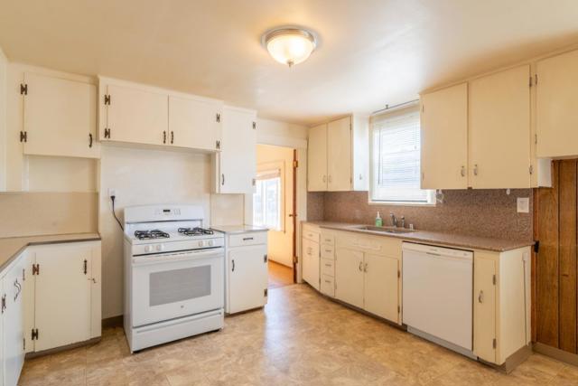 1261 Third Street, Monterey CA: https://media.crmls.org/mediaz/dd4d9558-a732-443b-bb1a-1c4d3980d917.jpg