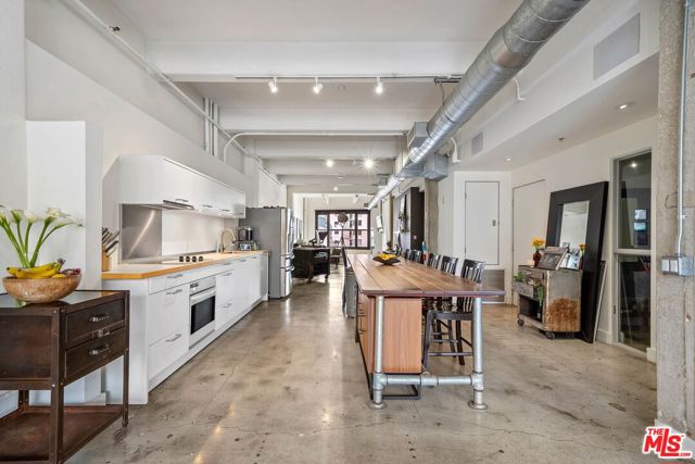 814 Spring Street, Los Angeles, California 90014, 1 Bedroom Bedrooms, ,1 BathroomBathrooms,Condominium,For Sale,Spring,24426901