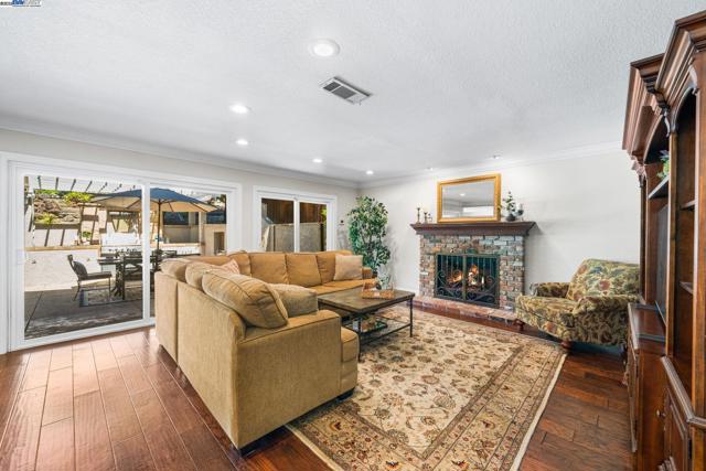 639 Canyon Crest Rd East, San Ramon CA: https://media.crmls.org/mediaz/dd4e2120-dea2-43a5-8fbf-6dca8e445547.jpg