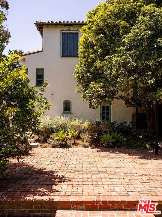 2248 Kenilworth Avenue, Los Angeles CA: https://media.crmls.org/mediaz/dd4e26c5-c3ab-4325-9e5c-6edf12daedc6.jpg