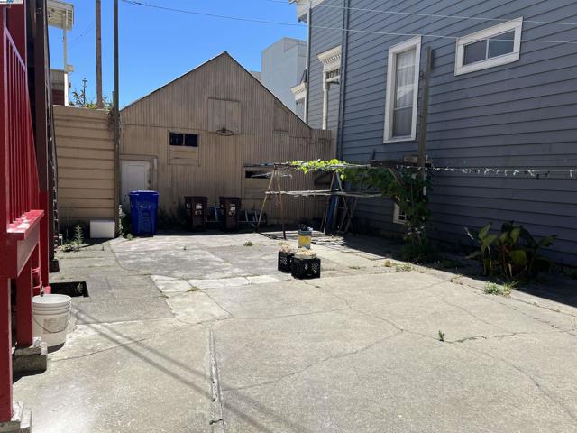 905 Alice St, Oakland CA: https://media.crmls.org/mediaz/dd4ee687-82c6-4442-84b3-dc2d5fec907f.jpg
